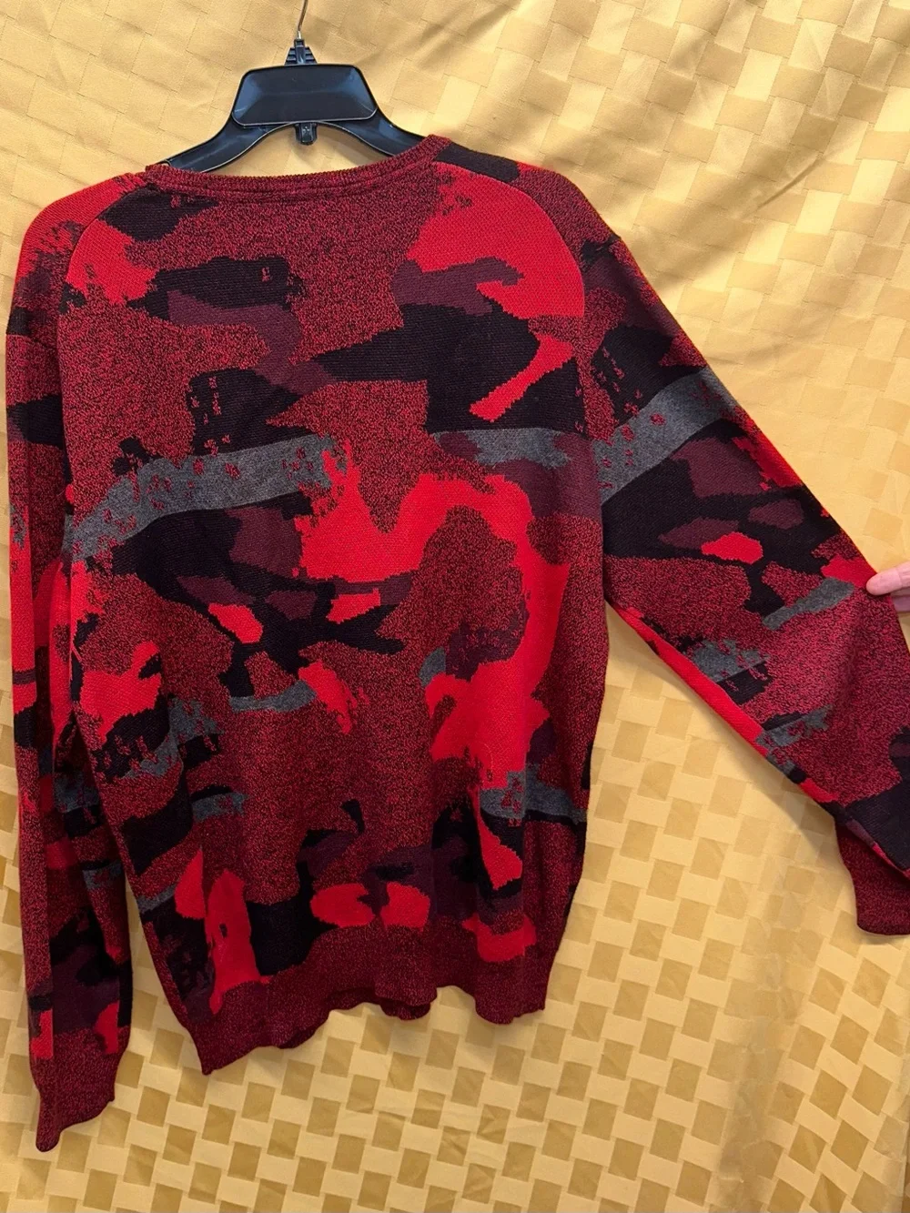 Alfani Men's Red and Black Camouflage Crewneck Sweater
